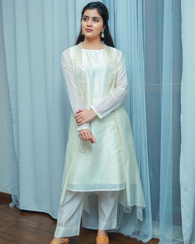 Amritha Aiyer Wiki, Age, Boyfriend, Family, Biography, Images 4 Amritha Aiyer White Dress